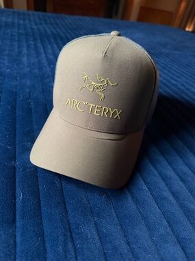 Arc’teryx Curved Trucker Hat EUC